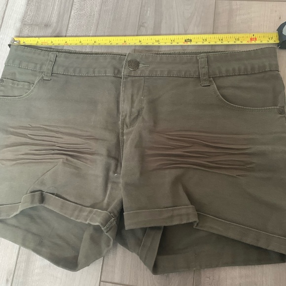Cute khaki/Green jean shorts - Picture 3 of 4